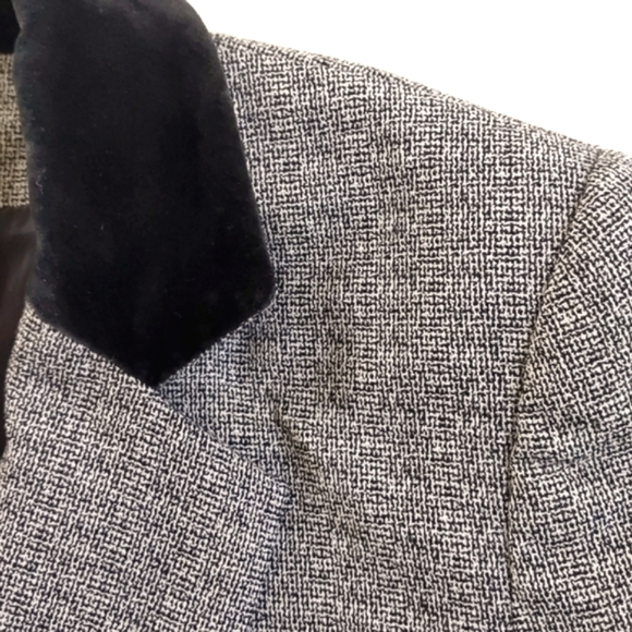 Vintage Gianni Fully lined blazer with velvet collar and button. - Picture 7 of 8